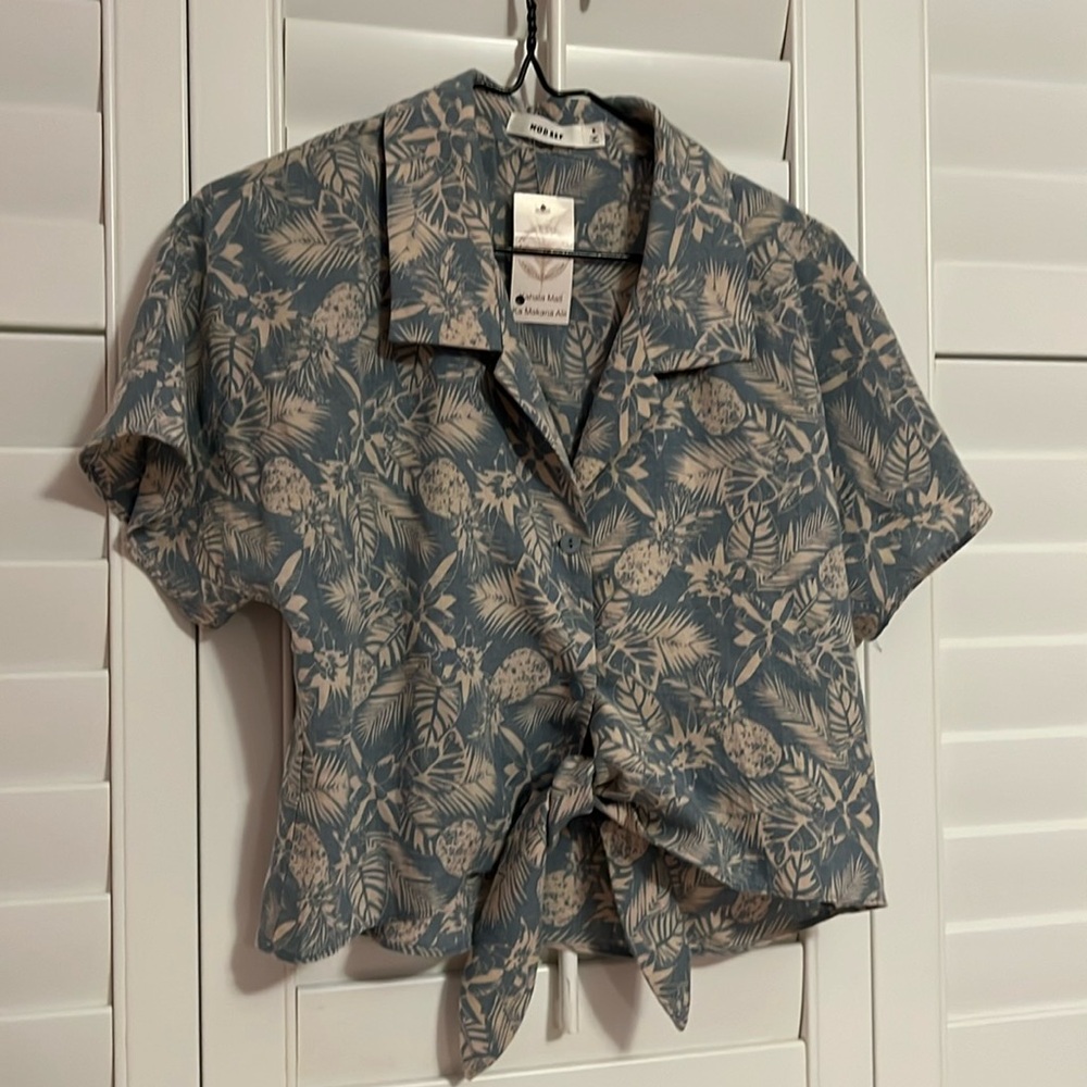 Light blue cropped tie aloha shirt button up small